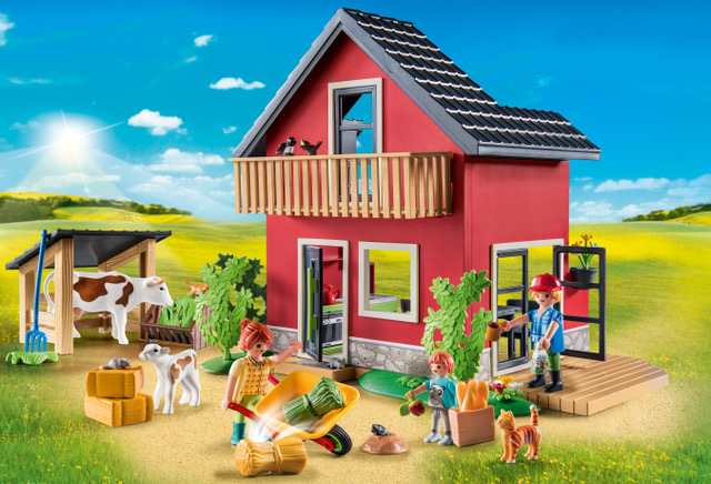 PLAYMOBIL Farmhouse with Outdoor Area